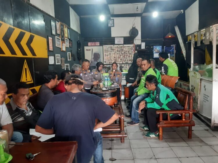 Ditlantas Polda Sumbar Dorong Driver Ojol jadi Pelopor Kamtibmas 1 PERTEMUAN— Personel Ditlantas Polda Sumbar melakukan pertemuan dengan komunitas Ojol di Padang.