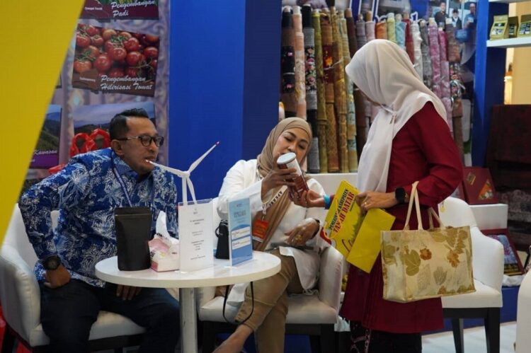 APKASI Otonomi Expo di Tutup, Eka Putra: Dua Item UMKM Menarik Perhatian Investor 1 PRODUK UMKM— Bupati Tanahdatar Eka Putra bersama Ketua TP PKK Ny Lise Eka Putra mengunjungi stand Pemkab Tanah Datar pada APKASI Otonomi Expo 2025, Sabtu (30/8) di Nusantara Convention Hall, Tanggerang, Provinsi Banten