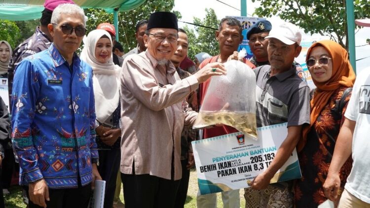 BANTUAN NELAYAN— Wakil Wali Kota Padang, Maigus Nasir menyerahkan bantuan sarana dan prasarana kepada nelayan dan peninjauan Gerakan Pangan Murah (GPM) di Muaro Baru Pasie Jambak, Kelurahan Pasia Nan Tigo Kecamatan Koto Tangah, Kamis (25/9).