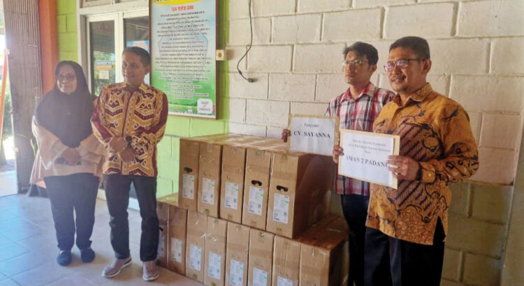 SERAHKAN BANTUAN—Wakil Ketua DPRD Sumbar Evi Yandri Rajo Budiman saat menyerahkan bantuan 13 unit komputer di SMAN 2 Padang.