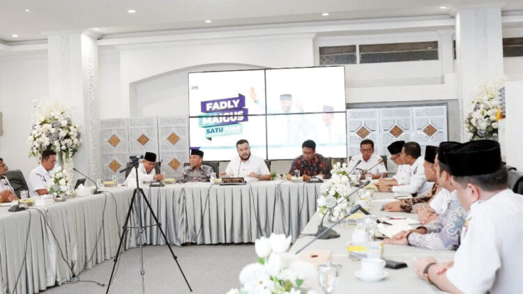 Fadly Amran Pastikan Smart Surau Dimulai 6 Oktober di 11 Masjid Besar 1 TIM PAKAR— Wako Padang Fadly Amran didampingi Wawako Maigus Nasir memimpin rapat implementasi program Smart Surau yang dihadiri Tim Pakar Smart Surau di rumah dinas wako, Rabu (24/9).