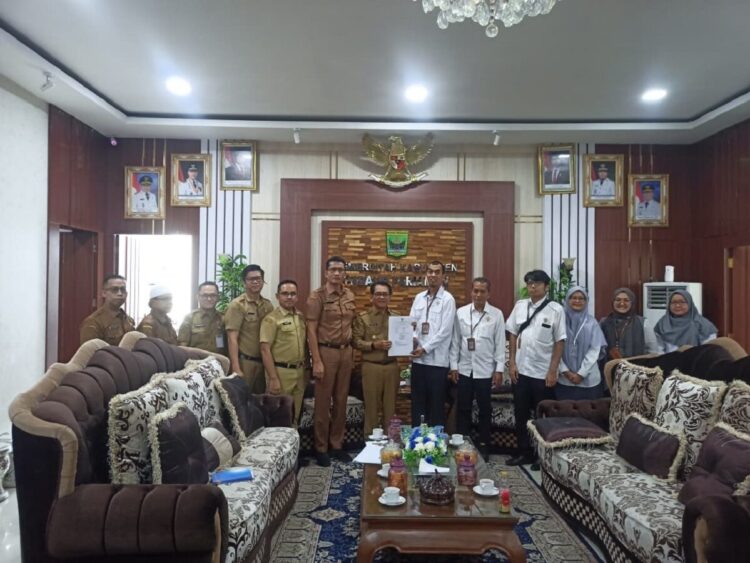 PEMERIKSAAN— Bupati Padangpariaman John Kenedy Azis foto  bersama saat  menyambut kedatangan tim Pemeriksa Badan Pemeriksa Keuangan (BPK) Perwakilan Provinsi Sumatera Barat.