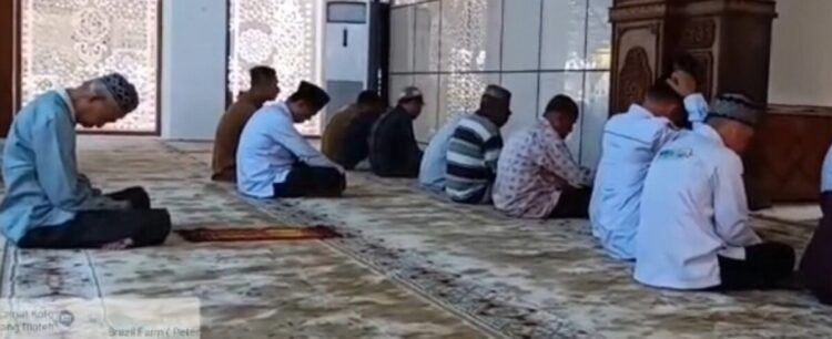 Forkompicam KPGD Solsel Gelar Zikir Bersama, Doakan Bangsa dan Jaga Kondusifitas Daerah 1 DOA BERSAMA— Warga dan jamaah Masjid Raya Pakan Rabaa, Kecamatan Koto Parik Gadang Diateh (KPGD), Kabupaten Solok Selatan (Solsel) melakukan doa bersama gara daerah mereka tetap aman dan damai.