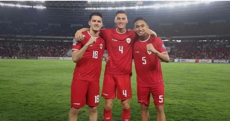 TEMBOK KOKOH TIMNAS— Jay Idzes, Rizky Ridho, dan Justin Hubner, menjadi tembok kokoh Timnas Indonesia untuk bisa melaju ke Piala Dunia 2026. Saat ini, Timnas mengusung filosofi bermain tiga kunci utama: formasi empat bek sejajar, ball possession, dan sepak bola menyerang.