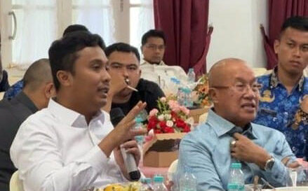 BERI ARAHAN—  Wakil Gubernur Sumbar, Vasko Ruseimy memberikan arahan saat Temu Ramah bersama pengusaha se-Sumbar di Auditorium Gubernuran, Rabu (17/9).