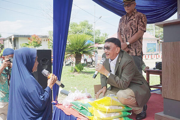 PANGAN MURAH— Bupati Pessel, Hendrajoni saat berbincang dengan warga yang menghadiri Gerakan Pangan Murah (GPM) di Kantor Camat Batang Kapas.