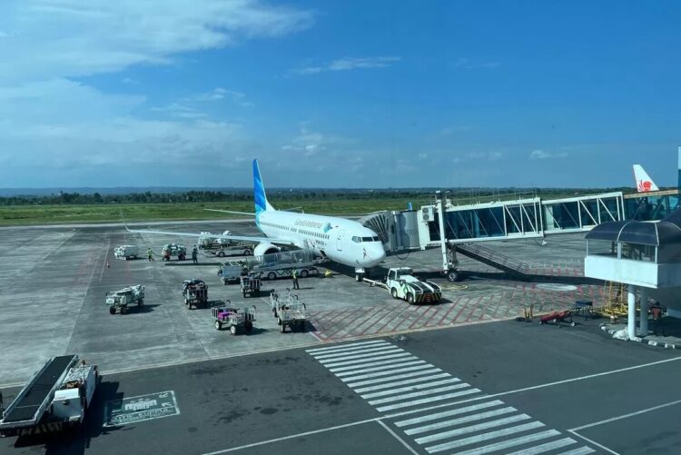 LUSTRASI— Pesawat Garuda Indonesia terparkir di bandara.