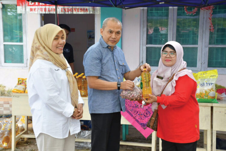 GERAKAN PANGAN MURAH— Pemerintah Kabupaten Agam melalui Dinas Ketahanan Pangan dan Perikanan (DKPP) menggelar Gerakan Pangan Murah (GPM) di halaman Masjid Al Hikmah, Simpang Tiga Lubuk Basung, Sabtu (30/8).