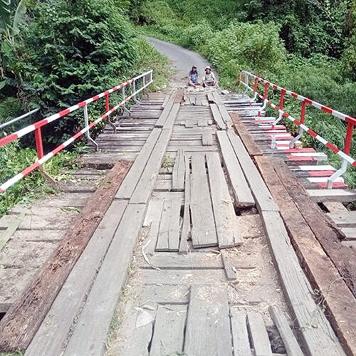 Sempat Viral, Jembatan Rusak di Matur, Kini Sudah Aman Dilalui 1 JEMBATAN PENGHUBUNG— Kondisi jembatan penghubung antara Kecamatan Matur dan Palupuh sebelum diperbaiki.