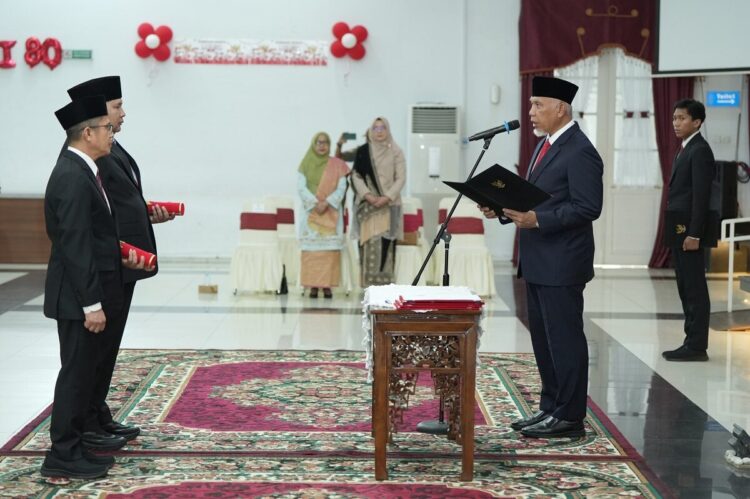 Lantik Pejabat Eselon II, Gubernur Mahyeldi Tekankan Integritas dan Profesionalisme 1 PELANTIKAN—Gubernur Sumbar Mahyeldi Ansharullah saat melantik dua Pejabat Pimpinan Tinggi Pratama (eselon II) di lingkungan Pemprov Sumbar. Pelantikan berlangsung di Auditorium Gubernuran, Selasa (2/9).