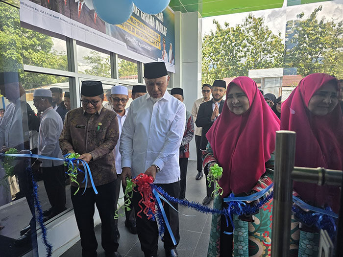 Gedung Wakaf Pertama di Sumbar, Gubernur Mahyeldi Resmikan Graha Wakaf AR Risalah 1 PERESMIAN GRAHA WAKAF— Gubernur Sumbar Mahyeldi Ansharullah melakukan penggunting pita saat meresmikan Graha Wakaf AR Risalah.