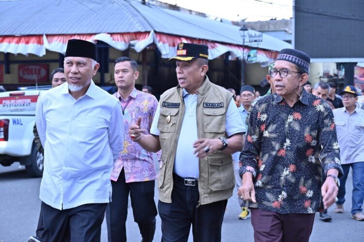 Pemulihan Pasar Payakumbuh, Gubernur Minta Pemko Ambil Langkah Cepat 1 KUNJUNGI PASAR PAYAKUMBUH—Gubernur Mahyeldi saat mengunjungi Pasar Payakumbuh pasca kebakaran