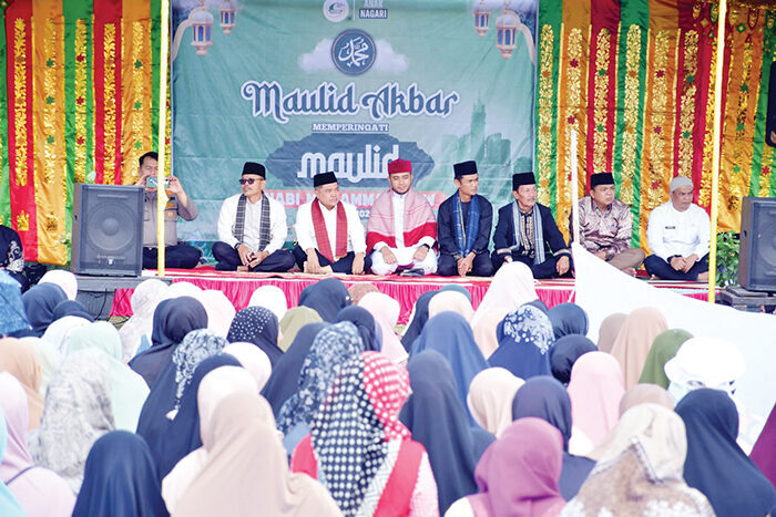Peringatan Maulid Nabi Muhammad SAW, Bupati Agam Ajak Masyarakat Teladani Akhlak Rasulullah 1 MAULID NABI— Bupati Agam, Benni Warlis, menghadiri peringatan Maulid Nabi Muhammad SAW di Lapangan Bola Nagari Batu Taba, Kecamatan Ampek Angkek, Minggu (21/9).