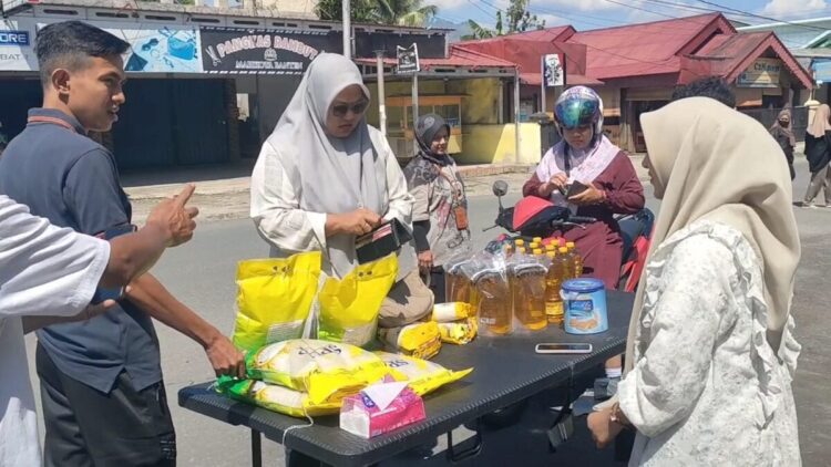 ANTUSIAS WARGA— Gerakan Pasar Murah (GPM) yang digelar Pemko Solok di tiga lokasi, yakni depan Masjid Agung Almuhsinin, 
di Jalan Sudirman Taman Syekh Kukut dan di depan Kantor Kelurahan Nan Balimo, banyak diminati warga, Jumat (26/9).