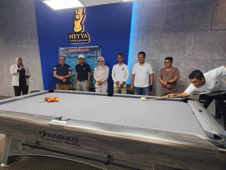 Heyya Coffee And Billiard Payakumbuh Gelar Turnamen Antar Instansi 1 TURNAMEN BILIAR— Ketua POBSI Kota Payakumbuh, Hadiatul “Ul” Rahmat saat menghadiri Turnamen Billiard antar Instansi tingkat Kota dan Kabupaten Limapuluh Kota, Minggu (14/9), di Rumah Billiard Heyya Coffee And Billiard di Jalan Jenderal Sudirman, Koto Nan Gadang, Kecamatan Payakumbuh Utara.