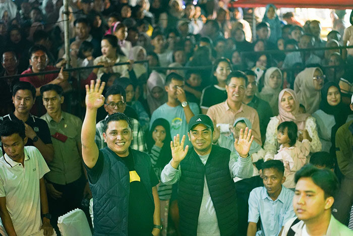 Hiburan Malam Semarakkan Penutupan RSBG 2025 1 PENUH KEAKRABAN—
Wali Kota Solok, Dr. H. Ramadhani Kirana Putra bersama warga saat penutupan acara Rang Solok Baralek Gadang (RSBG) 2025, di Taman Syech Kukut Kota Solok, Sabtu malam (13/9). Ribuan masyarakat larut dalam keramaian menikmati berbagai hiburan yang digelar sebagai rangkaian terakhir RSBG tahun ini.
