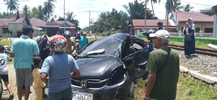 Mobil Brio Tertabrak Kereta Api, Satu Keluarga Luka-luka 1 RINGSEK— Kondisi mobil Honda Brio yang ringsek setelah tertabrak kereta api di Desa Pauh Barat, Kecamatan Pariaman Tengah.