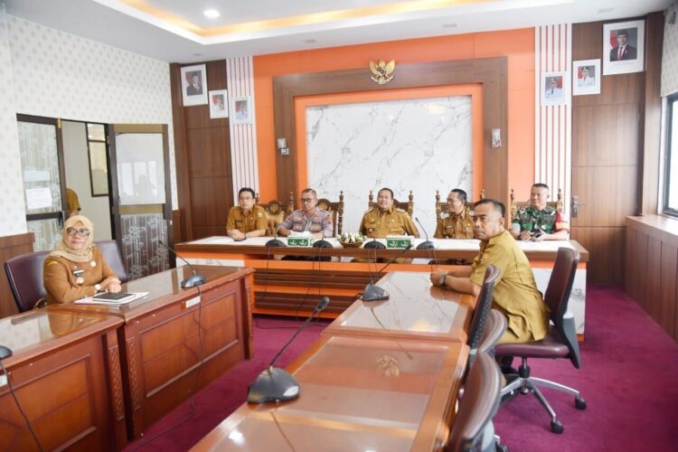 ZOOM MEETING— Wali Kota Pariaman Yota Balad beserta jajaran di Pemerintahan  Kota Pariaman, mengikuti zoom meeting yang digelar Kementerian Dalam Negeri dalam Rapat Koordinasi Pengendalian Inflasi dan Pertumbuhan Ekonomi Daerah.