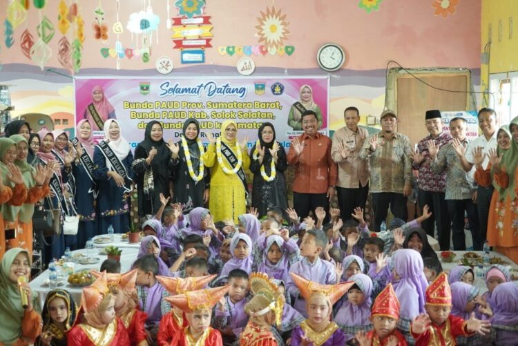 PENGUKUHAN— Bunda PAUD dan Bunda Literasi Kabupaten dan Kecamatan serta Pokja PAUD Kabupaten Solok Selatan periode 2025-2029 dikukuhkan di Aula Sarantau Sasurambi Kantor Bupati Solok Selatan, Kamis (11/9).