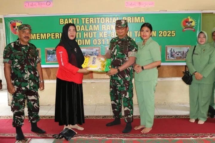 BAGIKAN SEMBAKO— Dandim 0311/Pessel, Letkol Czi Theodurus Sambua, S.T., M.Han., didampingi Ketua Persit KCK Cabang LXV Dim 0311, Ny. Ica Theodurus, membagikan paket sembako di Panti Asuhan Yayasan Bina Harapan, Nagari Salido, Kecamatan IV Jurai.