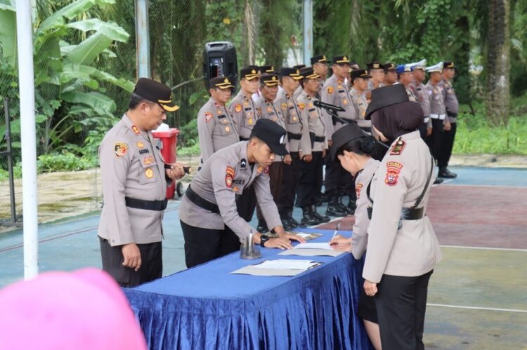 Kasat Lantas Polres Pasbar Kembali Dijabat Polwan 1 SERTIJAB— Kapolres Pasbar AKBP Agung Tribawantosaat melakukan sertijab Kasat Lantas AKP Rina Aryanti kepada AKP Nanin Aprilia Fitrianti.