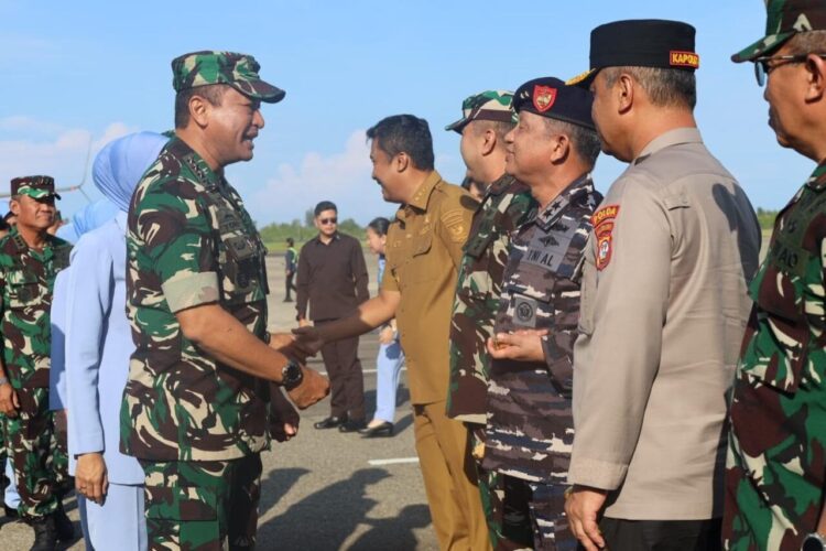 Dankodaeral II Sambut Kedatangan Kasau, Pererat Kerja Sama Lintas Matra dan Perkuat Persatuan TNI 1 KUNJUNGAN KERJA KASAU— Kasau Marsekal TNI M. Tonny Harjono, melakukan kunjungan kerja ke Sumbar, dan disambut Dankodaeral Laksda TNI Sarimpunan Tanjung, di BIM Kabupaten Padangpariaman, Selasa (23/9).