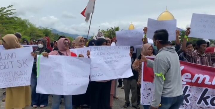 Ratusan Warga Kapalo Hilalang Tolak Pembangunan Yonkes, Desak Bupati Cabut Surat Keputusan 1 TOLAK— Ratusan warga Kapalo Hilalang, Kabupaten Padangpariaman melakukan aksi penolakan terhadap rencana pembangunan Batalyon Kesehatan (Yonkes) di Tarok City.