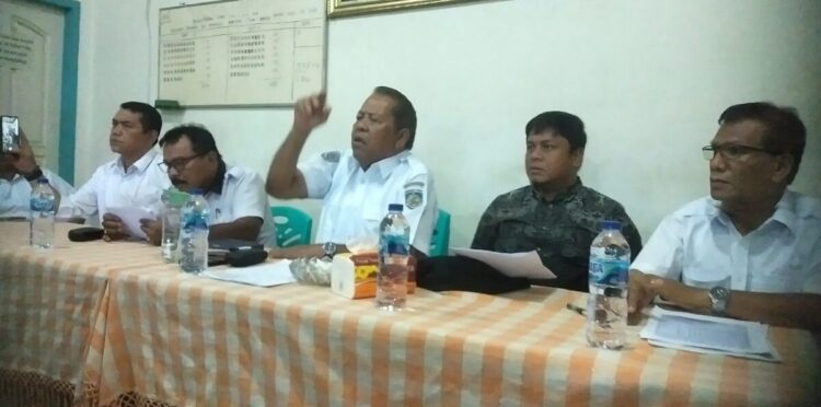 ARAHAN—Ketua Koperbam Chandra  didampingi Sekretaris Nursal Uce, M, PH Afdal Hirawan, Ketuqa BP Riswan dan Yonismon berikan arahan pada RKR.