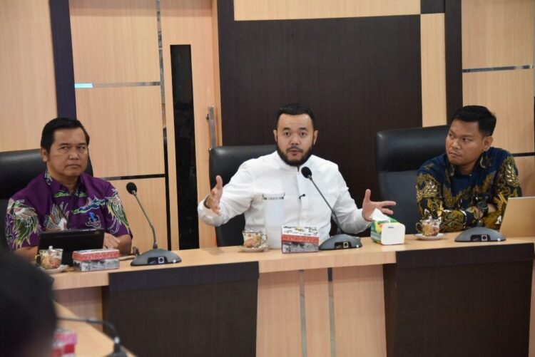 PENILAIAN LAPANGAN— Wawako Padang Maigus Nasir menyambut Tim Verifikasi Kabupaten/Kota Sehat (KKS) Pusat melakukan penilaian lapangan di SMPN 8 Padang. Verifikasi dilakukan dua hari Kamis–Jumat (18–19/9).