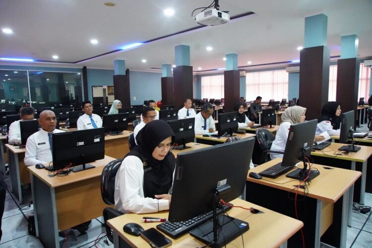 UJI KOMPETENSI— Sebanyak 12 ASN Pemkab Tanah Datar mengikuti uji kompetensi dan sosial kultural seleksi terbuka Jabatan Pimpinan Tinggi (JPT) Pratama, yang dilaksanakan di UPT Penilaian Kompetensi BKD Provinsi Riau di Pekanbaru, Kamis (25/9).
