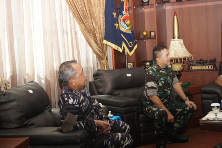 Jaga Sinergitas, Dankodaeral II Terima Kunjungan Pangdam XX 1 KUNJUNGAN—Komandan Komando Daerah TNI Angkatan Laut (Dankodaeral) II Laksamana Muda TNI Sarimpunan Tanjung saat menerima kunjungan Panglima Kodam XX Tuanku Imam Bonjol Mayjen TNI Arif Gajah Mada.