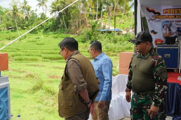 Jembatan Koto Sipopak Senilai Rp4,6 Miliar Diresmikan Sestama BNPB 1 PEMBANGUNAN JEMBATAN— Sekretaris Utama (Sestama) BNPB Dr. Apt. Rustian didampingi Bupati Tanah Datar Eka Putra dan Ketua DPRD Anton Yondra, melihat langsung jembatan Koto Sipopak, Jorong Ampaleh, Nagari Tanjung Alam, Kecamatan Tanjung Baru.