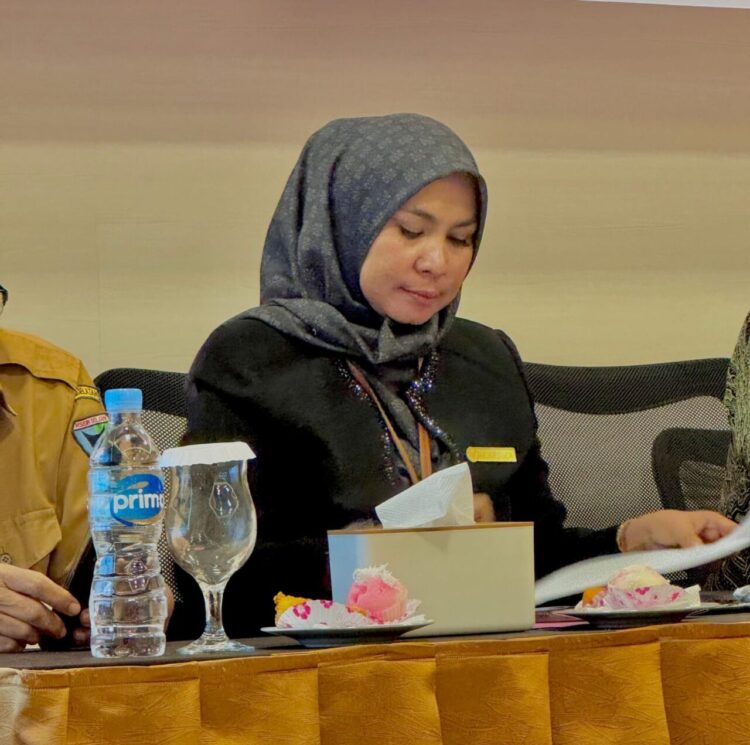 BERIKAN KETERANGAN—Ketua Pelaksana Monev KI Sumbar 2025, Mona Sisca saat memberikan keterangan terkait Masa Sanggah E-Monev KI Sumbar.