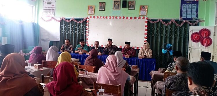 RAPAT KOORDINASI— Kakankemenag Tanahdatar H. Amril memimpin rapat koordinasi dengan pengurus dan anggota KKMtS Tanahdatar di MTsN 6 Tanahdatar, Kamis (11/9).