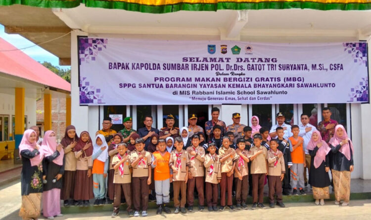 PERESMIAN— Kapolda Sumbar, Irjen Pol Gatot saat meresmikan SPPG Yayasan Kemala Bhayangkari Polres Sawahlunto.