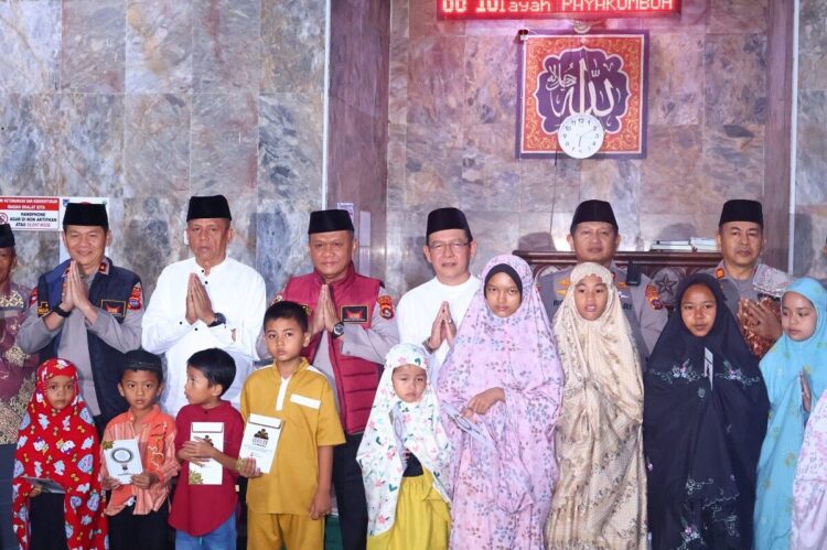 SUBUH BERJAMAAH—Kapolda Sumbar Irjen Pol Gatot Tri Suyanta bersama Wali Kota Payakumbuh Zulmaeta, Kapolres Payakumbuh saat menggelar kegiatan Subuh Berjamaah di Masjid Baiturrahim Padang Kaduduak, Kelurahan Tigo Koto Diate, Senin (8/9).