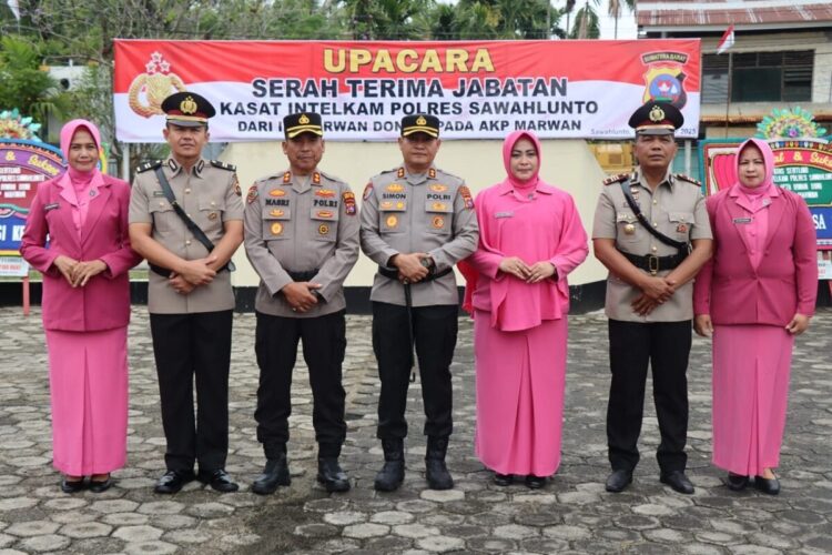 SERTIJAB— Kapolres Sawahlunto AKBP Simon Yana Putra, memimpin langsung upacara serah terima jabatan (sertijab) Kasat Intelkam Polres Sawahlunto dari pejabat lama Iptu Irwan Doni kepada pejabat baru AKP Marwan, di Mapolres Sawahlunto, Kamis (11/9).