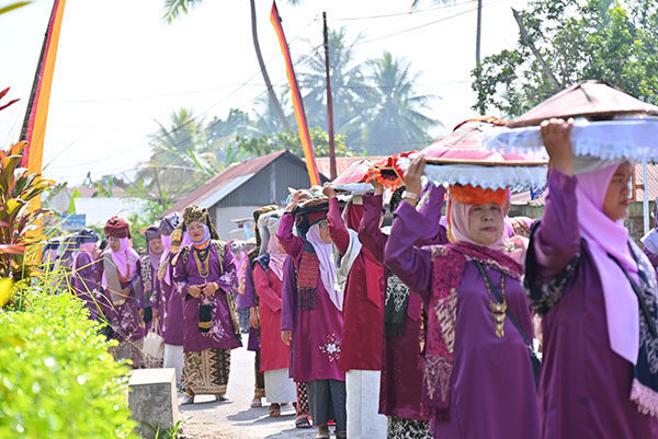 JUJUNG—Kaum ibu saat menjujung talam dalam acara satu Nagari Satu Ivent.