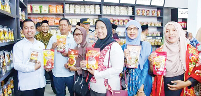 Pusat Oleh-Oleh Uni Lina, Wajah Baru Ekonomi Kreatif Maninjau 1 PERESMIAN— Ketua DPRD Kabupaten Agam, Ilham saat peresmian Pusat Oleh-Oleh
Uni Lina di kawasan Danau Maninjau.