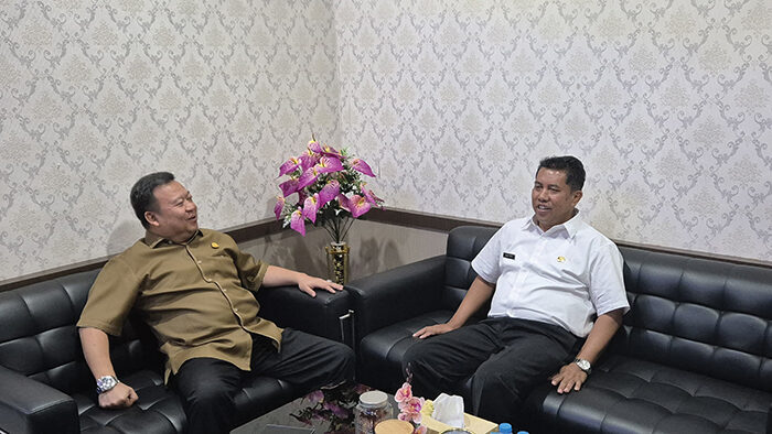 Sekda Agam Kunjungi Kejari, Perkuat Sinergi Pemerintah Daerah dan Penegak Hukum 1 KUNJUNGAN SILATURAHMI— Kajari Agam, Rully Mutiara, menerima kunjungan Sekda Agam, Mhd. Lutfi, di ruang kerjanya, Rabu (3/9).