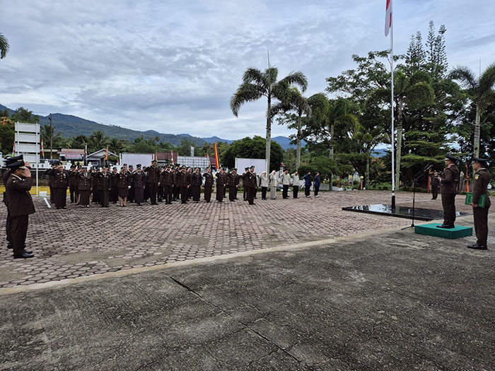 Peringatan Hari Lahir Kejaksaan RI ke-80, Kejari Solok Selatan Perkuat Peran Sosial dan Inovasi 1 UPACARA HARLAH KEJAKSAAN RI— Kajari Solok Selatan, Fitriansyah Akbar, memimpin upacara peringatan Hari Lahir Kejaksaan RI ke-80, di halaman kanor Kejari Solsel, kemarin.