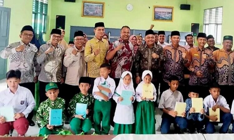 Untuk 1.810 Siswa Madrasah, Kemenag Solsel Salurkan Bantuan PIP 1 BANTUAN PIP— Kepala Kemenag Solok Selatan, Fitriyoni, didampingi Kasi Pendidikan Madrasah (Pendis) Syaiful Anwar, berfoto bersama usai penyerahan bantuan PIP.