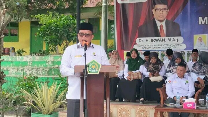 SAMBUTAN—Kepala Kantor Kemenag Lima Puluh Kota H.Irwan berikan sambutan pada kegiatan Aparatur Sipil Negara (ASN) di lingkungan Pemerintah Kota (Pemko) Payakumbuh melakukan aksi penggalangan dana untuk percepatan pembangunan lapak pedagang korban kebakaran