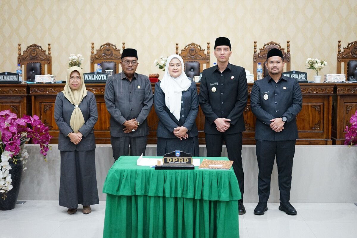 Ketua DPRD Kota Sawahlunto Susi Haryati didampingi Wakil Ketua DPRD H.Jaswandi S.E. dan Elfia Rita Dewi S.H. dan wako Riyaanda