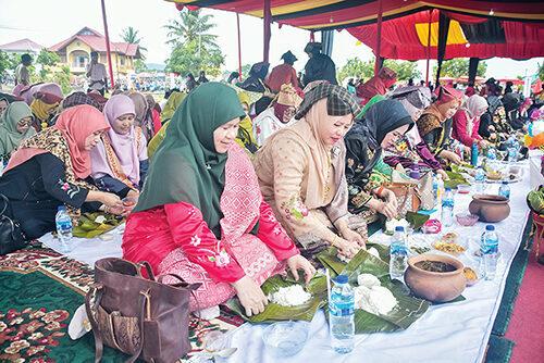 Ketua Dekranasda Agam Hadiri Pembukaan Rang Solok Baralek Gadang KEN 2025 1 HADIR— Ketua Dekranasda Kabupaten Agam, Ny. Merry Benni Warlis, menghadiri pembukaan Rang Solok Baralek Gadang Karisma Event Nusantara (KEN) 2025 yang digelar di Hamparan Sawah Solok, Kelurahan VI Suku, Kecamatan Lubuk Sikarah,
Kota Solok,
Kamis (11/9).