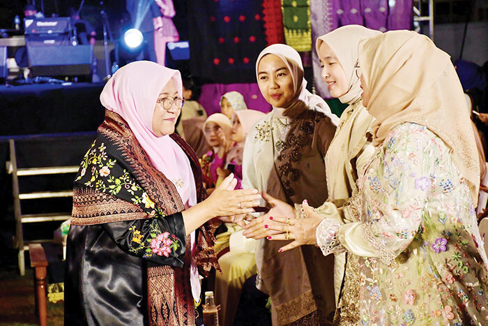 Ketua Dekranasda Agam Hadiri SISCA 2025 di Sawahlunto 1 PROMOSI SONGKET— Ketua Dekranasda Kabupaten Agam, Ny. Merry Benni Warlis, menghadiri Sawahlunto International Songket Silungkang Carnaval (SISCA) 2025, di Lapangan Ombilin, Kota Sawahlunto, Jumat (5/9).