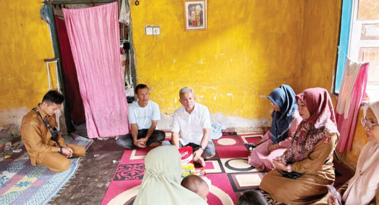 Tekan Angka Stunting di Kabupaten Agam, Lazuardi Erman Jalankan Program OTA Genting Pakai Dana Pribadi 1 SALURKAN BANTUAN—Ketua Komisi V DPRD Sumatera Barat, Lazuardi Erman menyalurkan bantuan susu dan beras kepada masyarakat di Nagari Garagahan, Kecamatan Lubuk Basung.