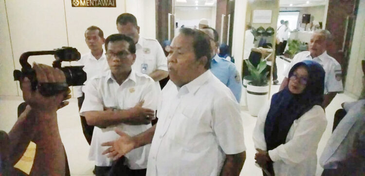 diwawancarai— Ketua Koperbam Chandra didampingi kabid Hukum Inkop Basri Abas dan Sekretaris Koperbam Nursal Uce, M, SH saat diwawancarai wartawan Indosiar.