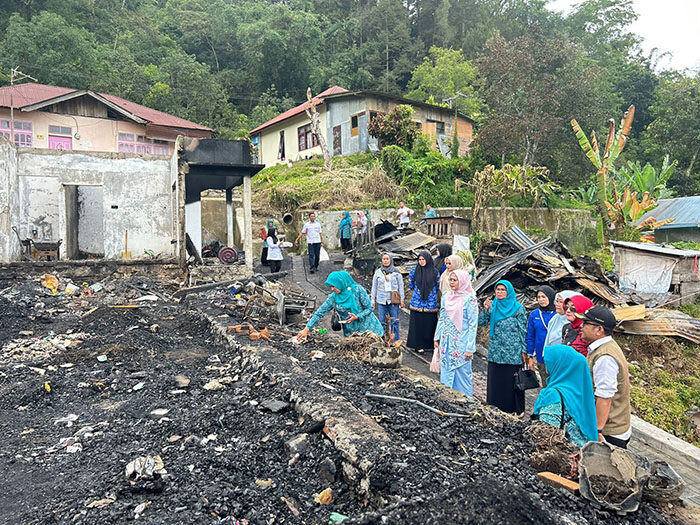 TINJAU LOKASI KEBAKARAN— Ketua TP-PKK Kota Padang Panjang, Ny. Maria Feronika Hendri meninjau korban kebakaran di Kelurahan Koto Katik, Kecamatan Padang Panjang Timur, Rabu (17/9).