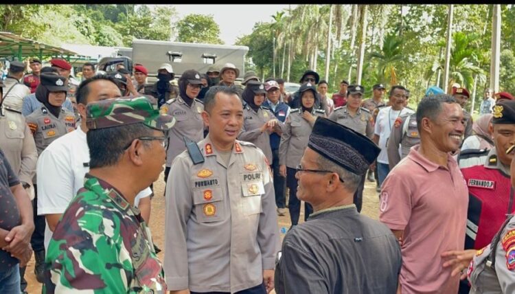 Oknum Polisi Mengamuk Gegara Alat Berat untuk Tambang Ilegal Dihadang Pemuda, Kapolres Dharmasraya Perintahkan Propam Usut Tuntas 1 PENGAMANAN-Kapolres Dharmasraya, AKBP Purwanto Hari Subekti saat operasi pengamanan aksi unjuk rasa masyarakat Durian Simpai kepada PT BRM, Jumat (23/5)